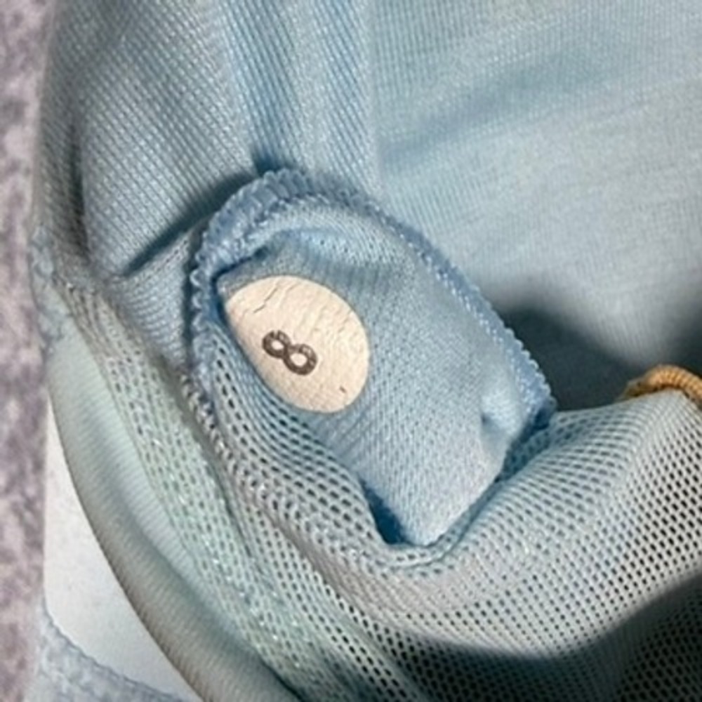 Lululemon Size 8 Light Blue Racerback Tank Top Tunic with Built-in Bra - Picture 10 of 10